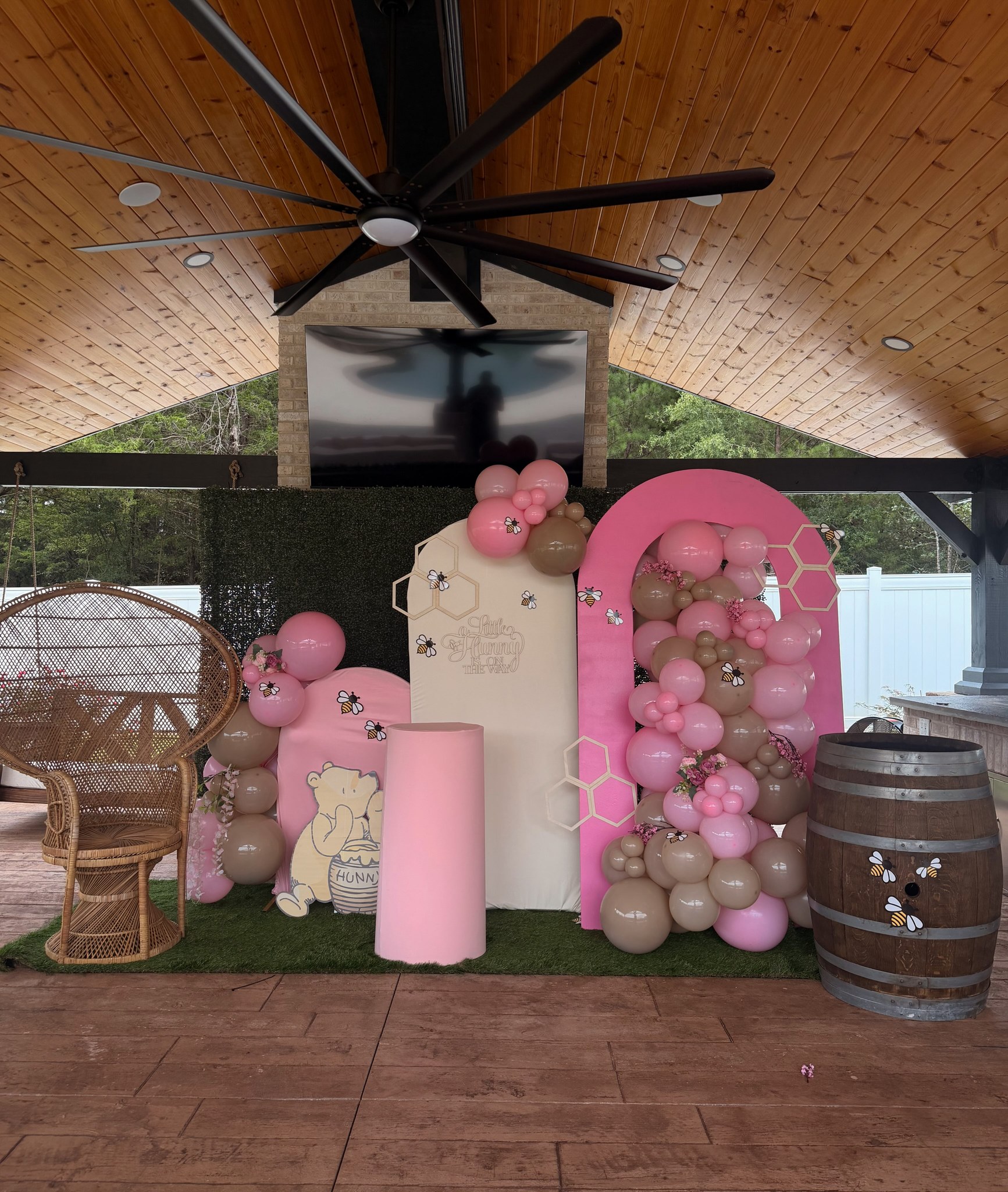 Baby shower en tonos rosados con temática de miel y abejas