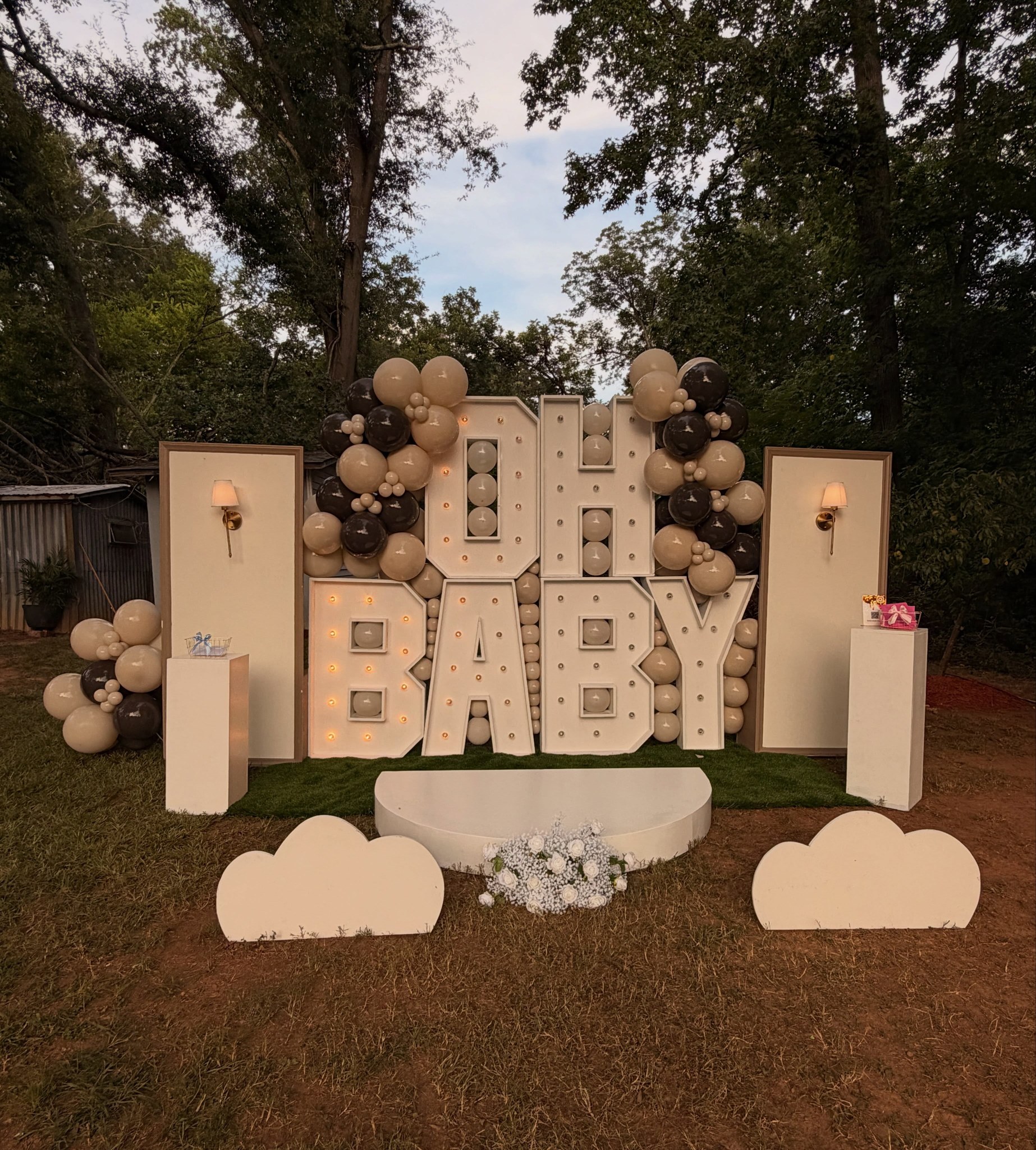 Montaje OH BABY con globos neutros, mariposas y letras iluminadas