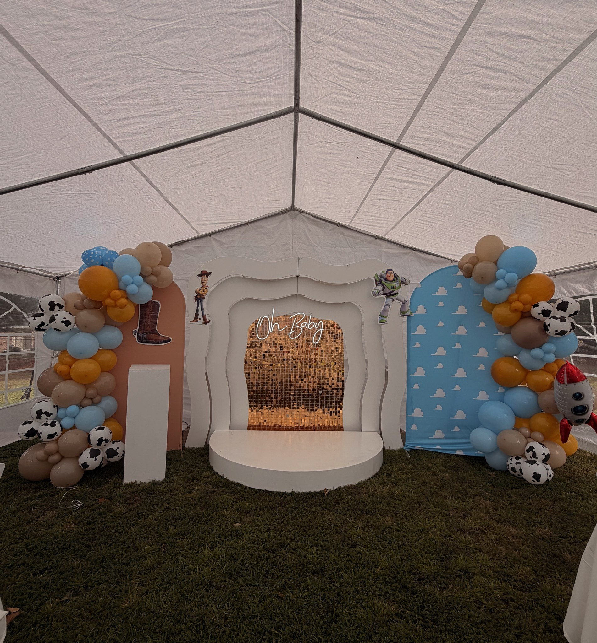 Decoración para bebé con temática de juguetes y globos pastel