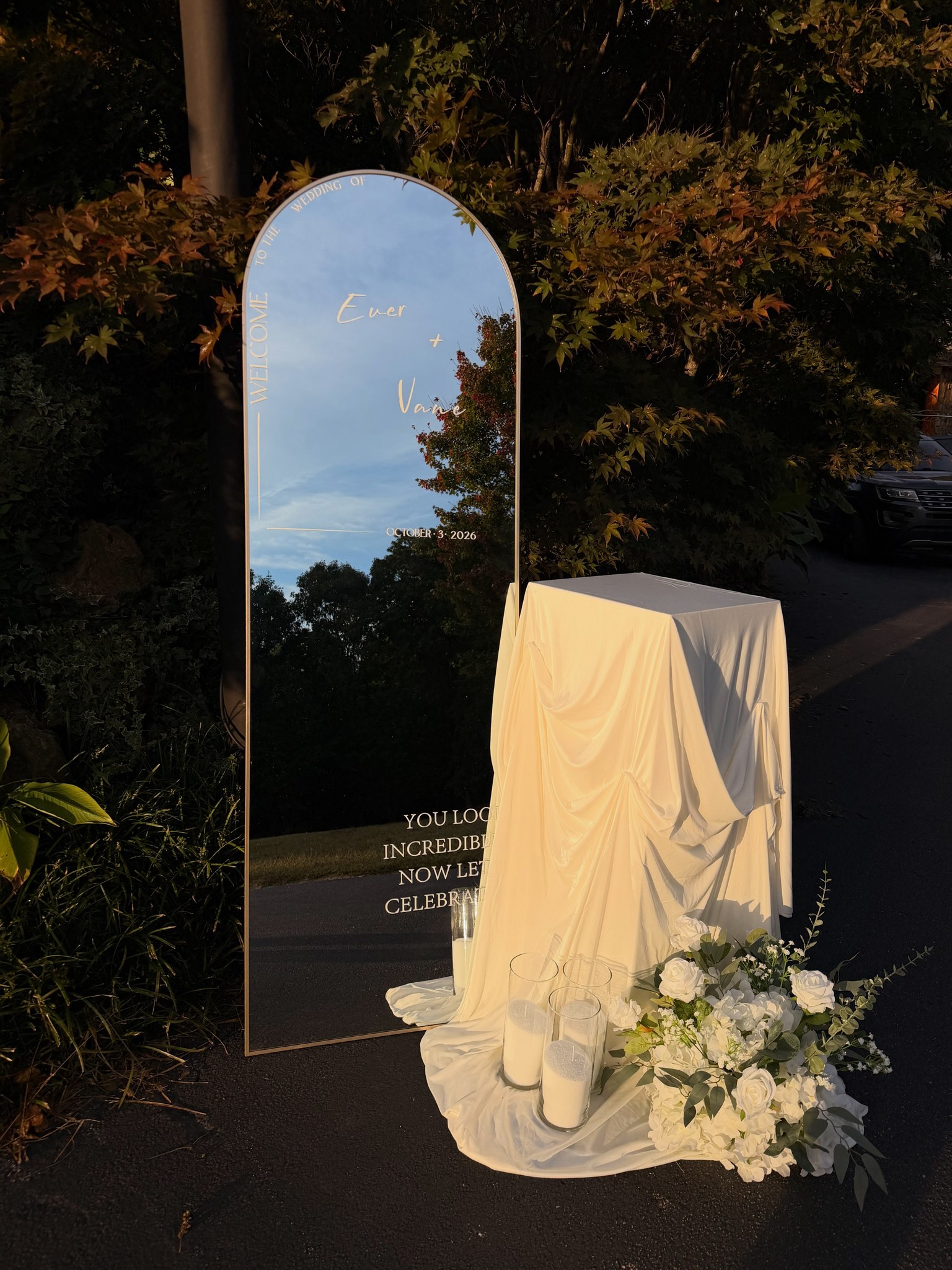 Espejo de bienvenida con flores blancas en un jardín