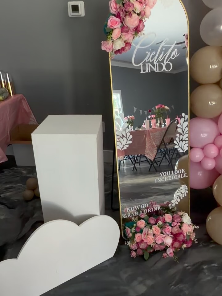 Espejo decorado con flores rosas para el bautizo Cielito lindo